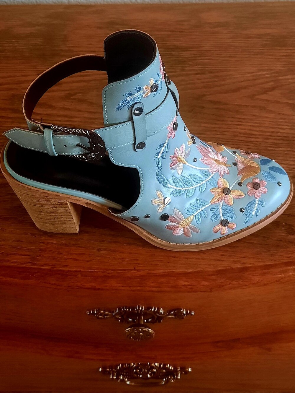 WOMEN'S LIGHT BLUE EMBROIDERED HEELED MULES (sandals) WITH ANKLE STRAP SIZE 9